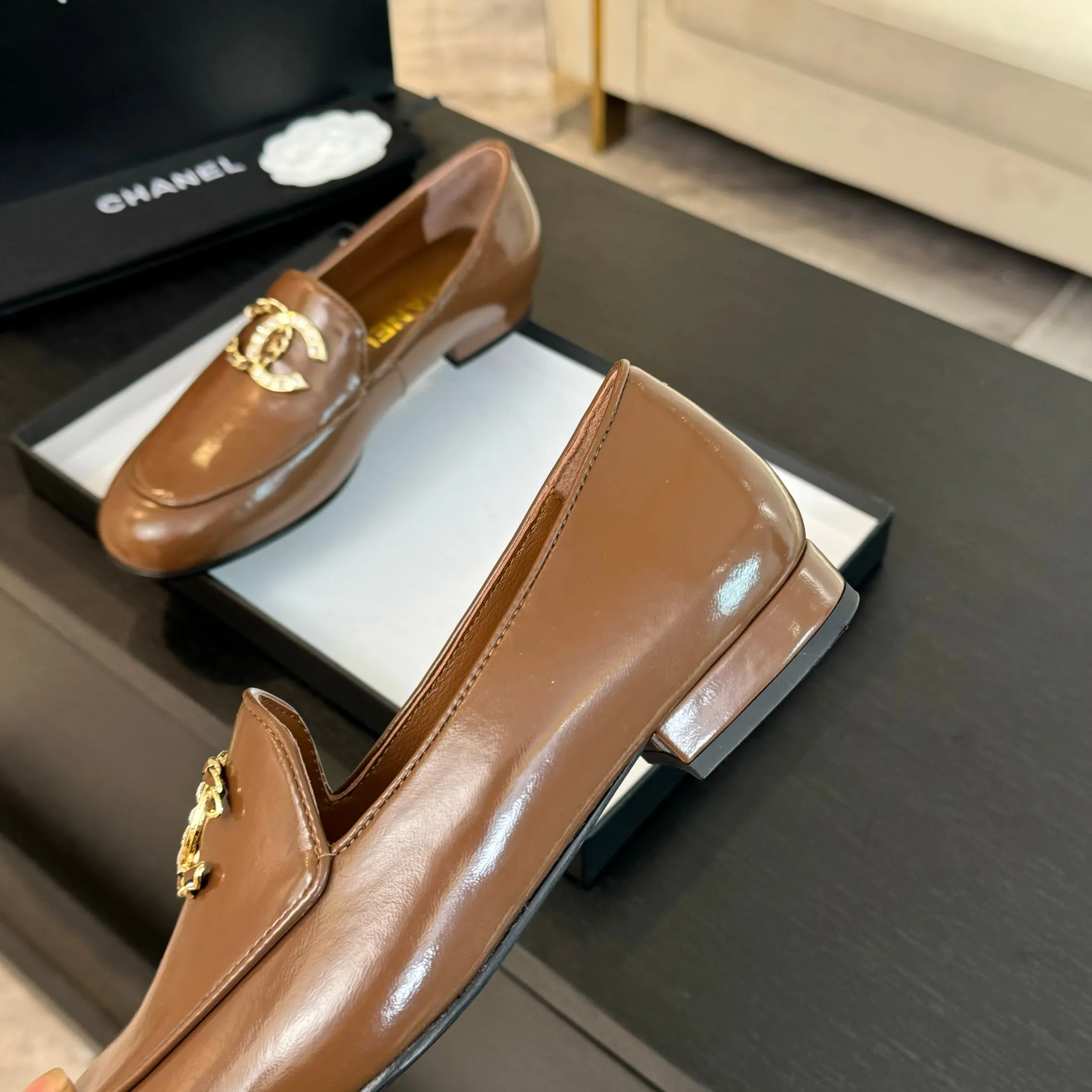 👟👟Ex-factory price 600👟👟 Purchasing-grade CHANEL Xiaoxiang classic retro shoes. I liked this pair at first sight. The design of the upper is very special. The classic hardware buckles embellished with Xiaoxiang are very CHANEL style. It has a high-end feel. The upper feet are very comfortable and soft. The feet are not afraid of being good-looking and comfortable. They are invincible when paired with mid-calf socks, skirts and trousers. It looks simple in style, but it has the effect of elongating the legs immediately on the feet, which is simple and does not lose personality. Adds a touch of coolness. Upper: imported mixed-breed lambskin. Lining: mixed-breed sheepskin. Soft, sweat-absorbent and breathable! Hardware: Exclusive original 1:1 mold development! Long-lasting and does not soften! Outsole: Genuine leather outsole imported from Italy. Height is about 2.5cm. Different market currency. We are different. Size: #34-42 (34 40 41 customized, non-refundable)